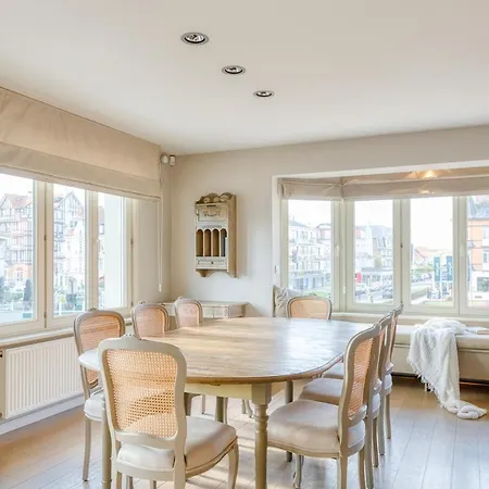 Stunning 3-bedroom With Panoramic View Apartment *