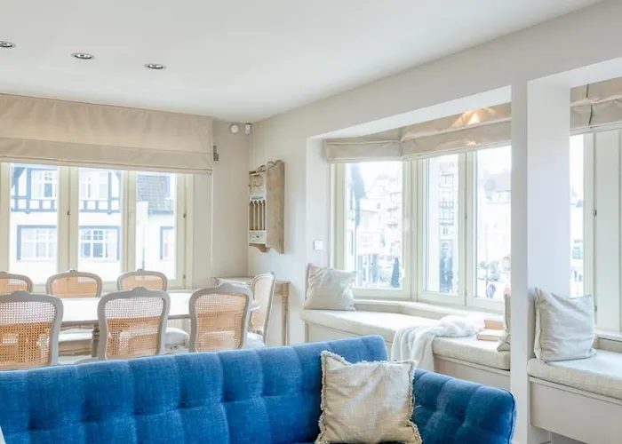 Stunning 3-bedroom With Panoramic View Apartment *